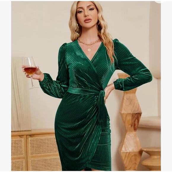 Women's Green Velvet Wrap Dress Size M NWOT retails $30 - Picture 2 of 8